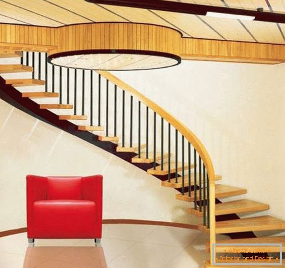 Спирален металлическая лестница с деревянными ступенями