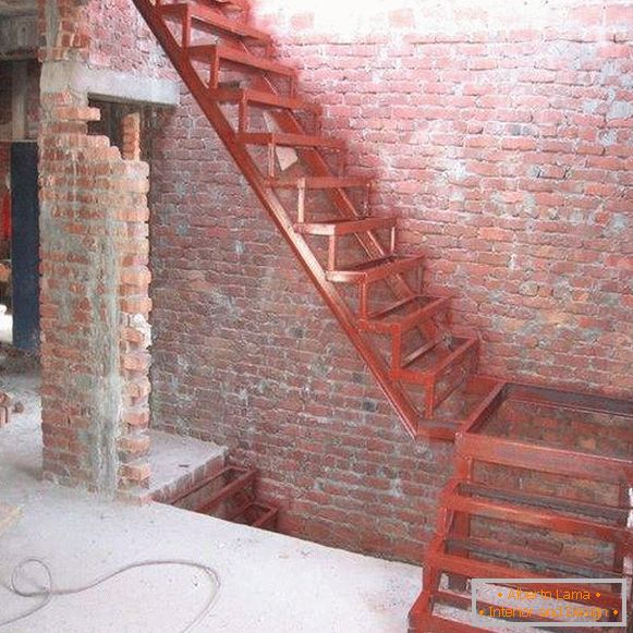 Едноставно заварени метални скалила во приватна куќа