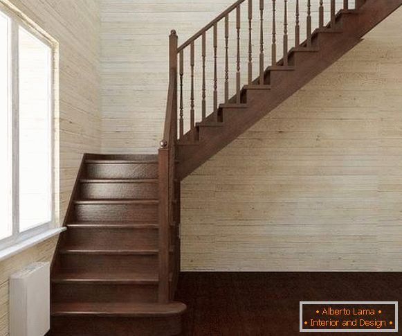 Средни скали во приватна куќа со неколку маршеви направени од дрво