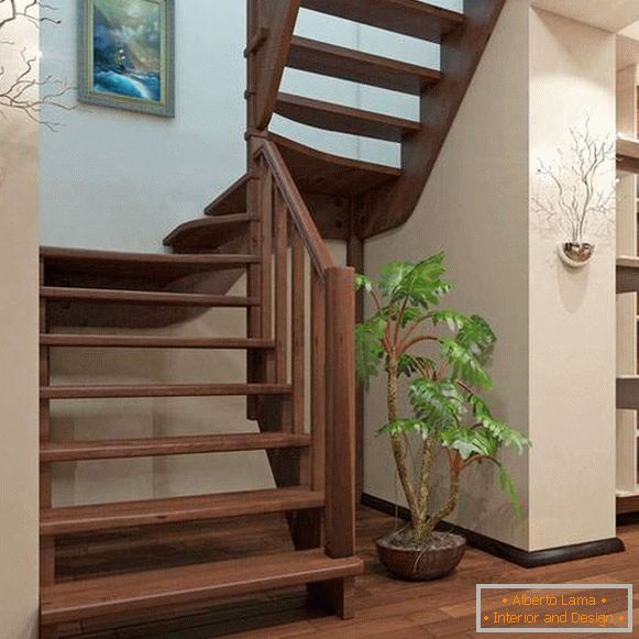 Дрвени скали со неколку простори во приватна куќа