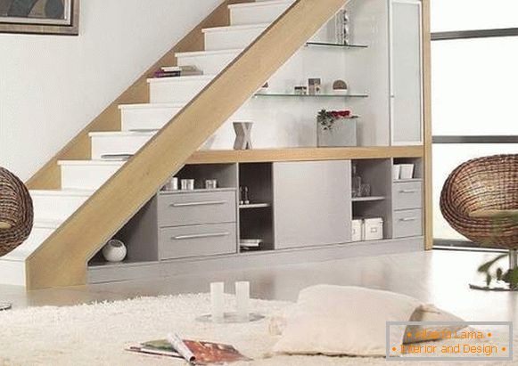 Дизајн на скали во приватна куќа - слика со вграден мебел