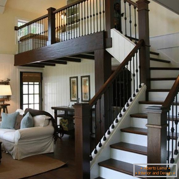 Убава скалила дизајн во приватна куќа со дрвени парапет