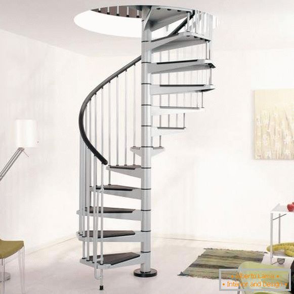 Спирален лестница в частном доме из металла с покрытием ступеней