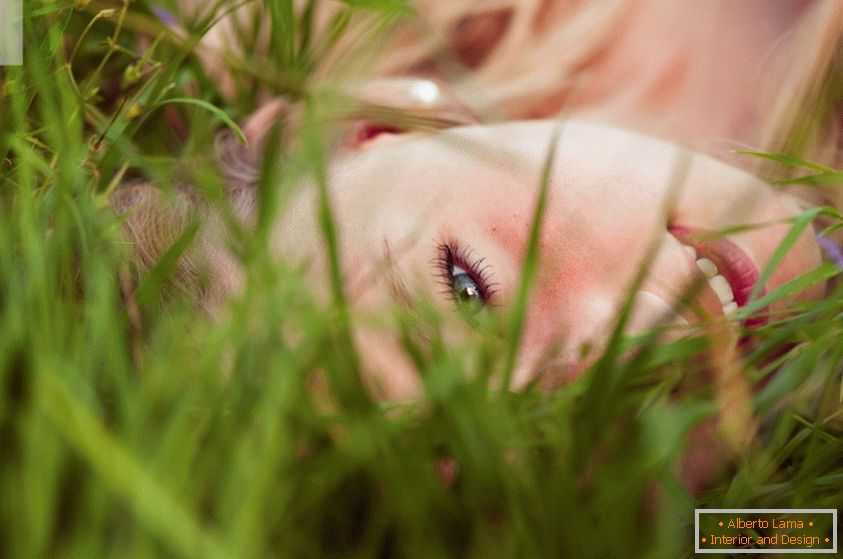 Портрет на девојка во тревата