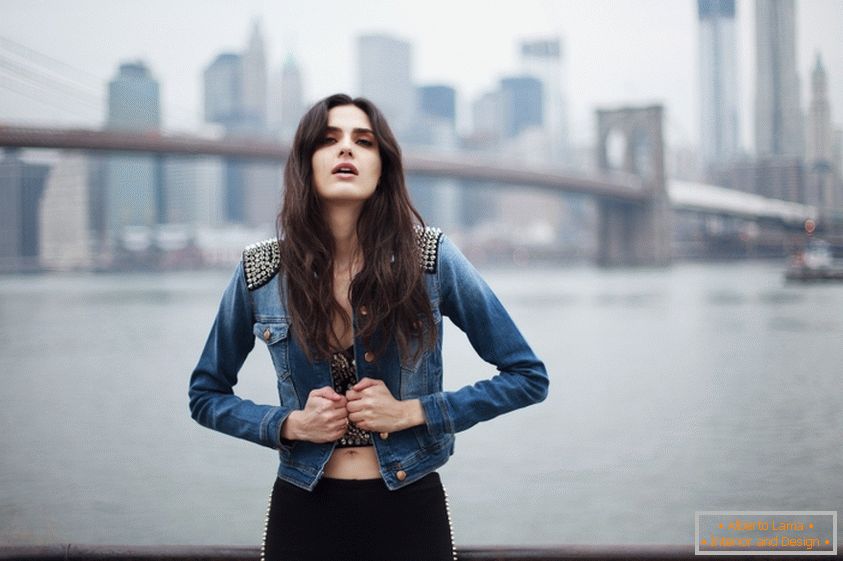 Портрет на девојка во позадина на Бруклин мост