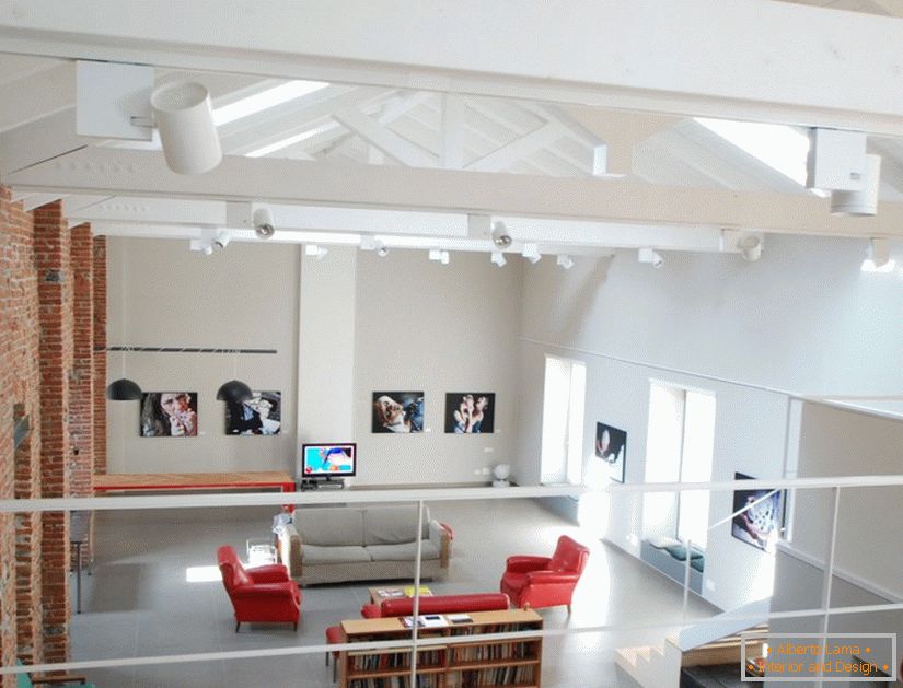Дневната соба на новиот студиски стан во Италија