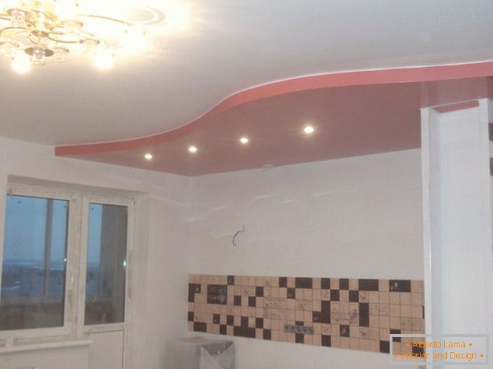 Класичен двоен таван со црвено-бели бои за пространа кујна.