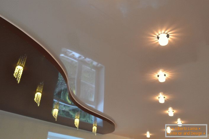 Оригинални осмислени патеки за осветлување за таванот од две нивоа. Под темната вметнувачка цреша, инсталацијата на бар-бројачот сугерира.