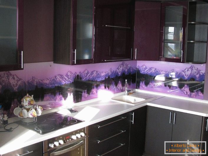 Виолетови бои на собата