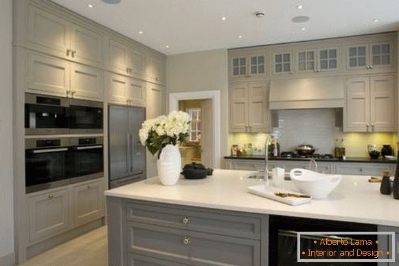 Модерен комбинација на бои во внатрешноста - сива и беж - во кујната