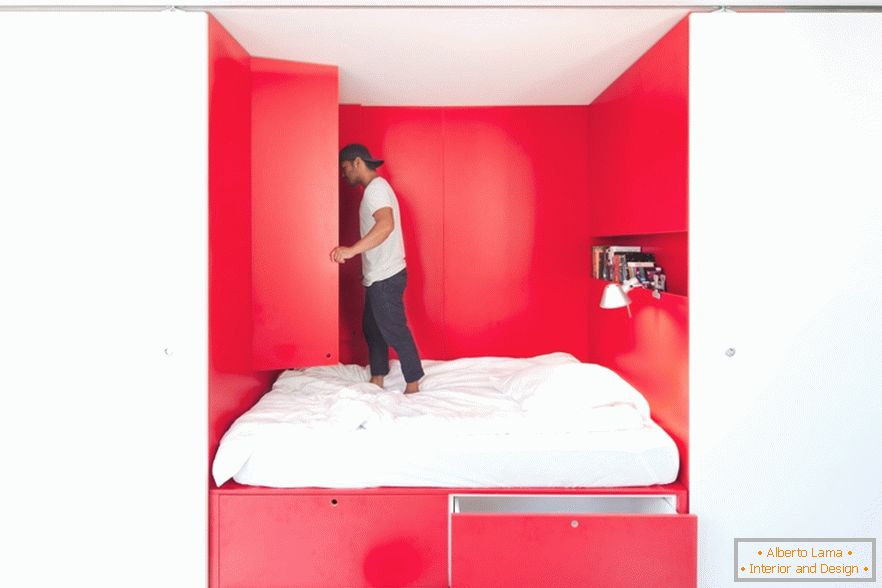 Спална соба во апартмани Моќниот Маус од Николас Герни
