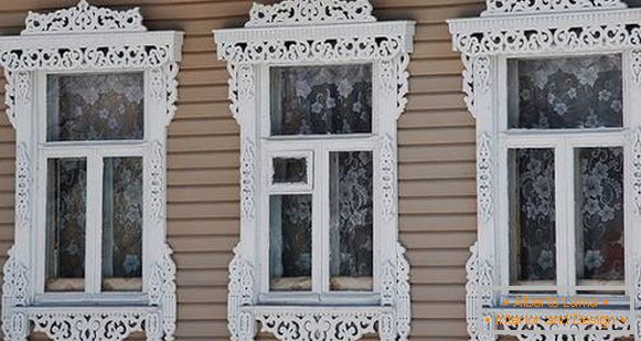 Слики на прозорците во дрвената куќа фото, фото 13