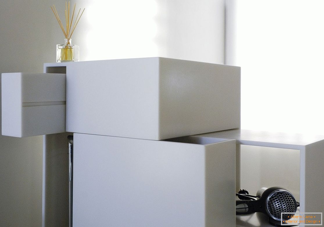 Интересен дизајн на шкафче од бела боја дома