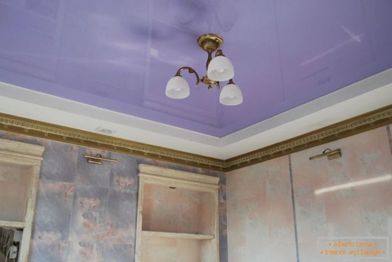 виолетово-испружена таваница-во-бања