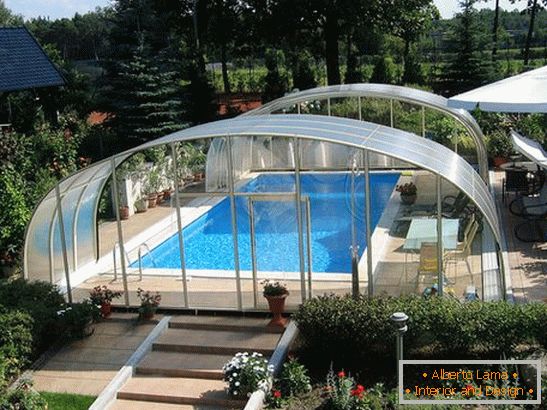Надстрешница за базен во дворот на приватна куќа