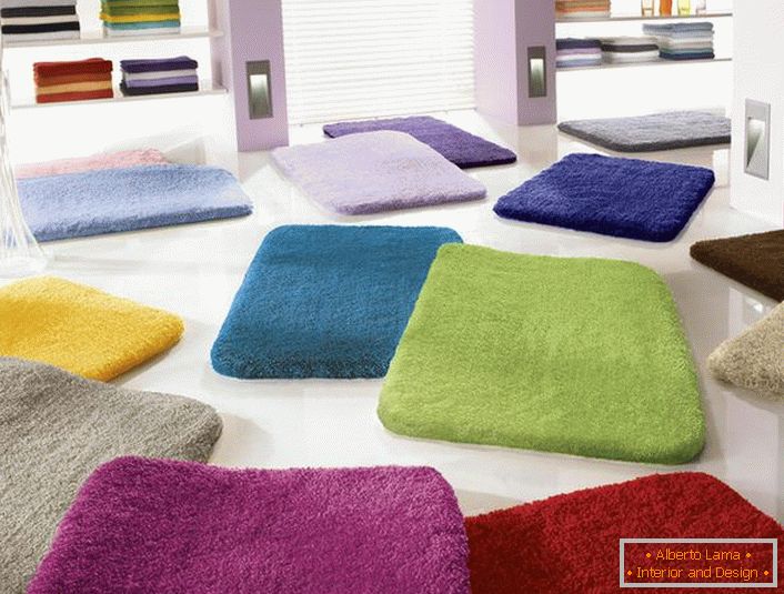 Универзалниот дизајн на килимот за бања со висок куп овозможува да се користи во која било бања. Главната работа е правилно да ја одредите бојата.