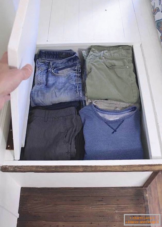 Системот за складирање облека во мала куќа на тркала