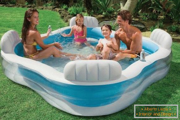 Возрасен и детски гумен базен - слика во лето