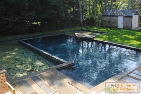 Фотографија на базени во дворот на приватни куќи - бетонски базен