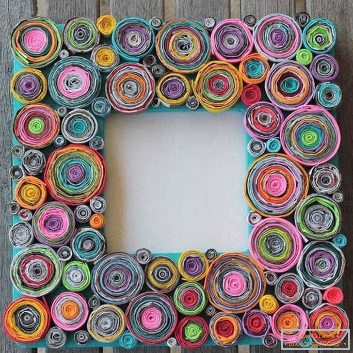Фото рамка украсена со искривени хартиени прстени