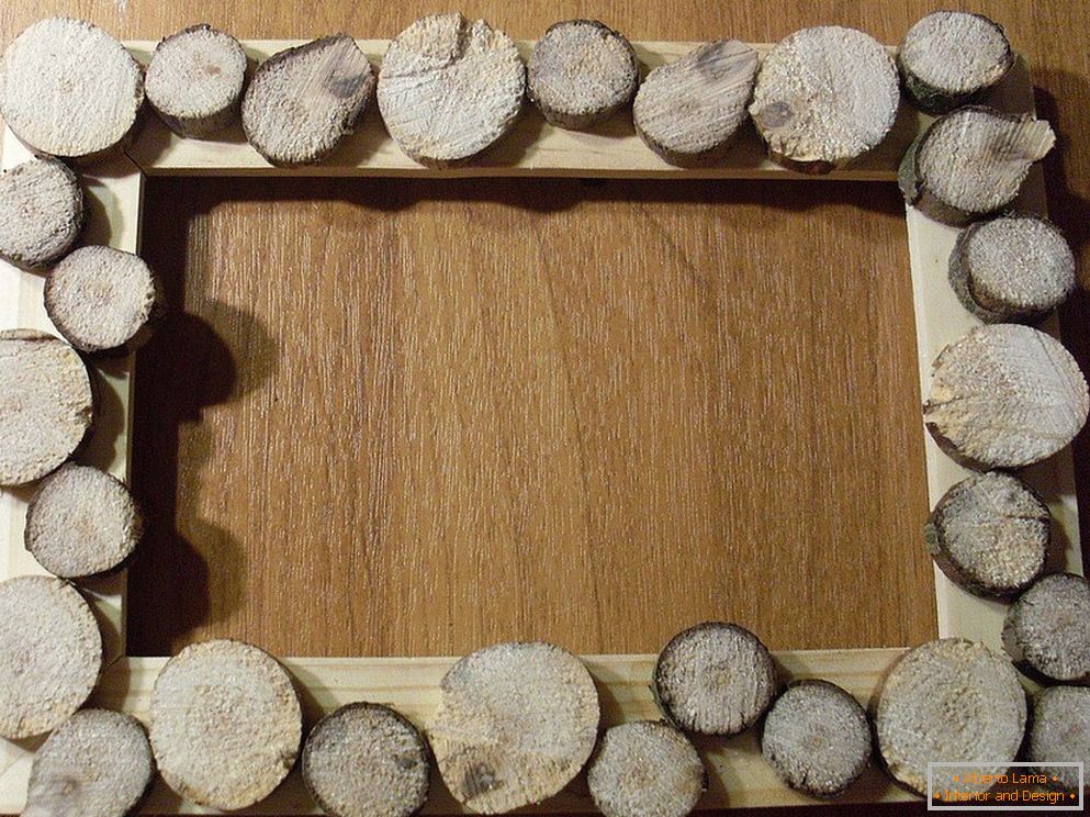 Рамка украсена со дрвени копја