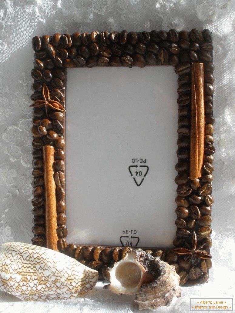 Рамка украсена со грав од кафе и циметни стапчиња
