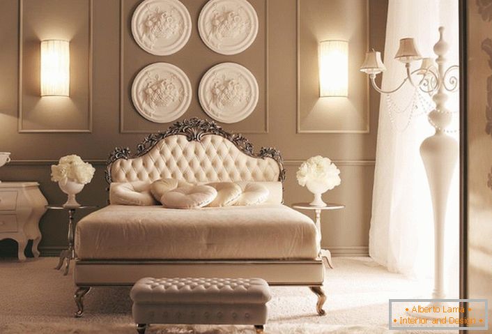 Пример за совршено совпадна осветлување за спална во неокласичен стил.