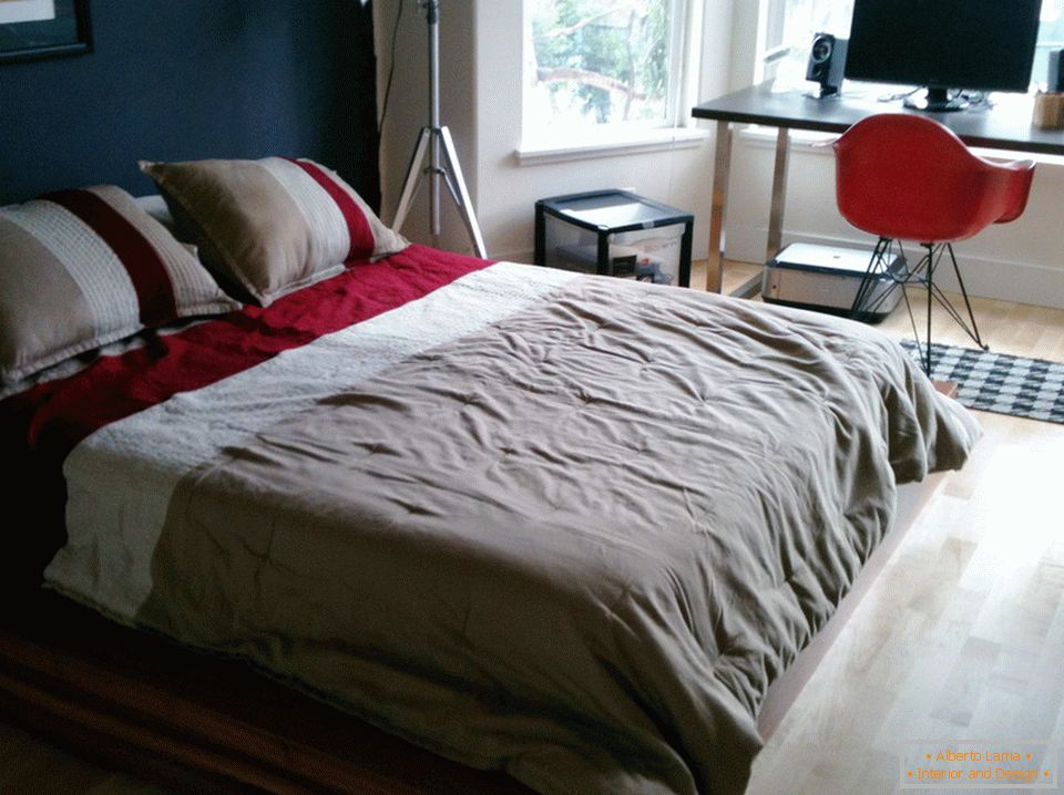Брачен кревет во спалната соба