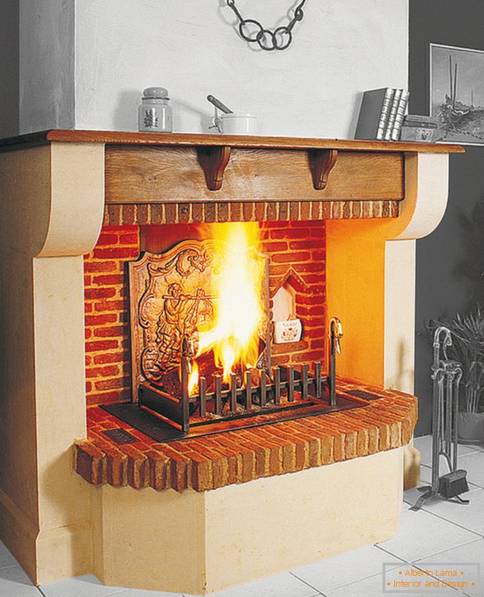 Дрво горење камин со тули отворено firebox