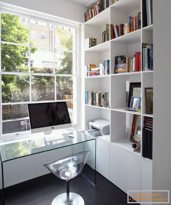 Транспарентен мебел: биро и фотелја