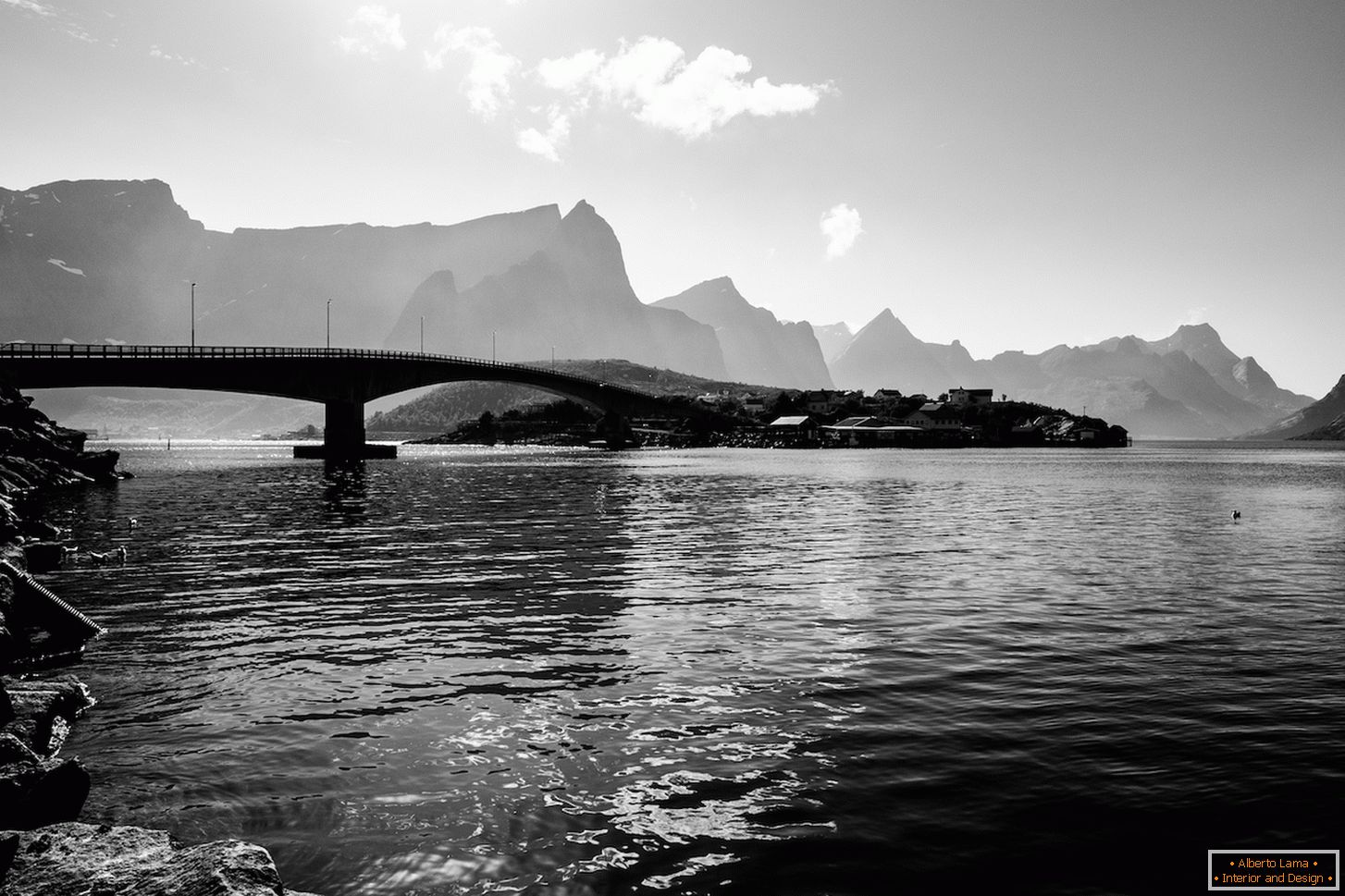 Црно-бело слика на мостот