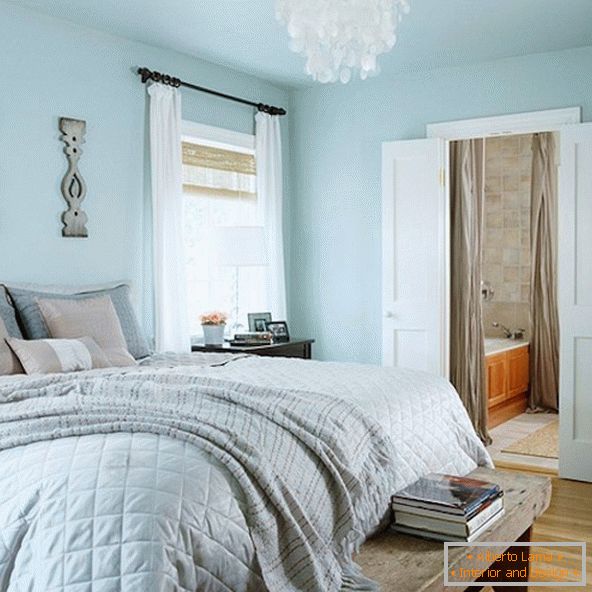 Спална соба со ниски тавани во сино