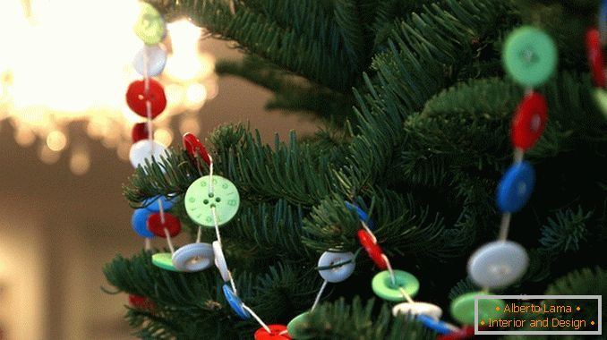Божиќни украси на венец со свои раце од копчиња