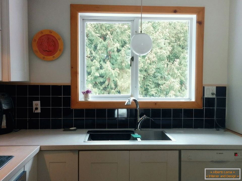 Голем прозорец во дизајнот на мала кујна