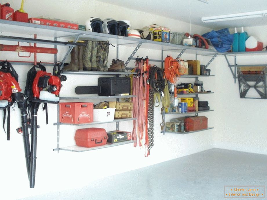 Уредување на просторија за складирање во гаража