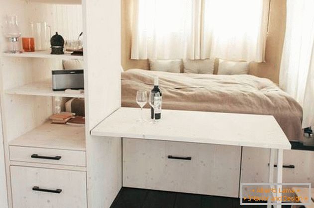 Внатрешно уредување на мала куќа: раскладной столик в спальне