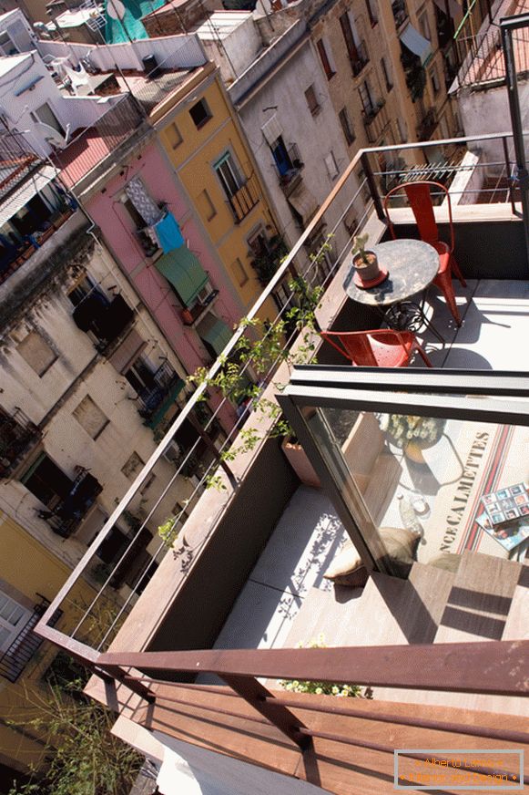 Поглед од балконот на едно мало студио во Барселона