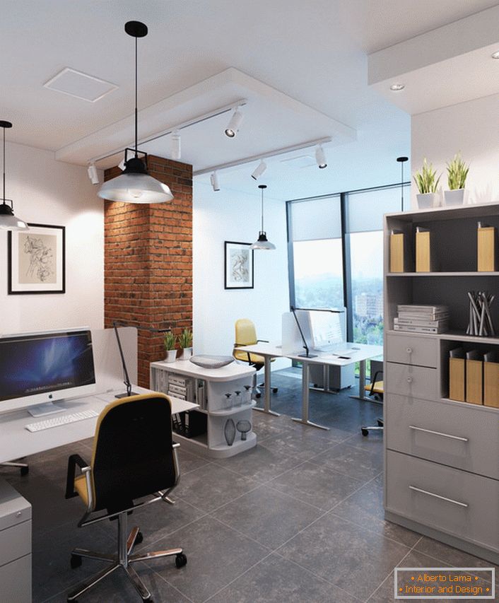 Светла канцеларија во мансарда стил со правилно избрани осветлување.