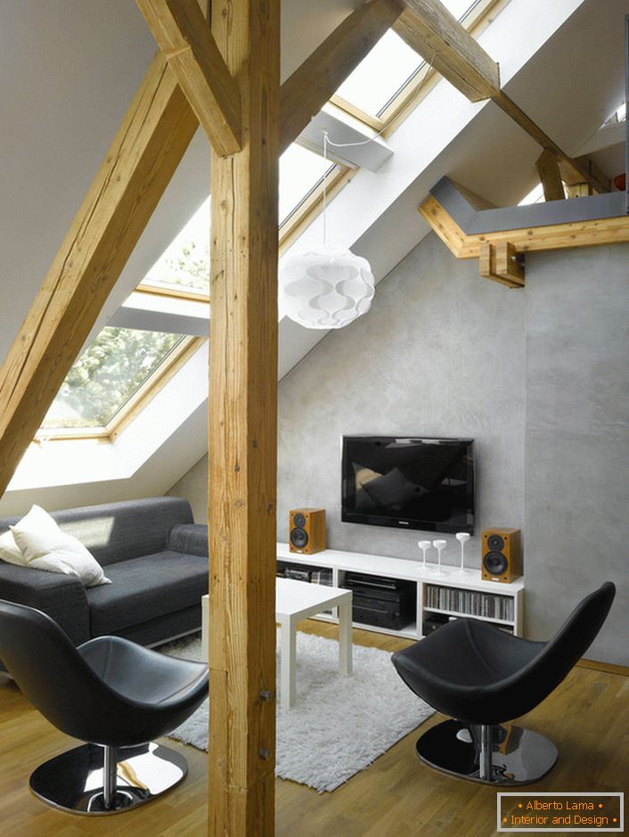Мансарда-стил канцеларија на таванот кат на куќата е универзално решение за креативни луѓе.