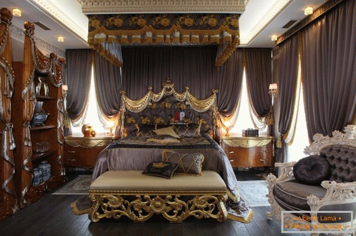 Луксузна спална соба во барокен стил. Во центарот на композицијата е масивен кревет со висок украсен набор.