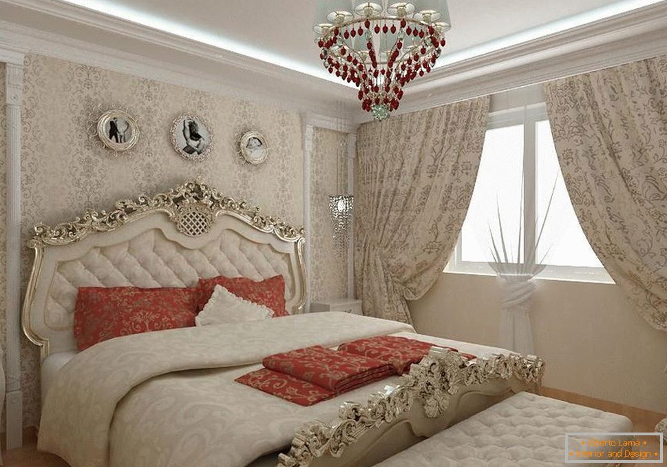Барокна спална соба во стан во градот. Масивни завеси, кревет со дрвени врежани грбови и лустер