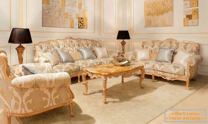 Тапациран мебел со дрвени елементи од златна боја е во хармонија со златните панели на ѕидовите. 