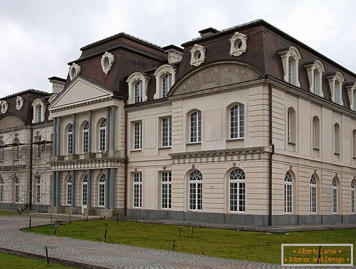 Фасадата на куќата се сеќава на средновековните времиња. Главниот белег на барокната зграда беше заоблените прозорци.