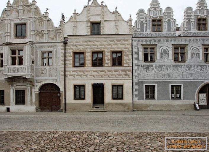 Дрвени прозорци во куќа изработена во барокниот стил.