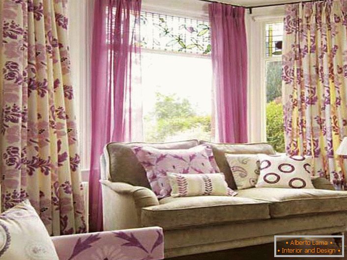 Нежните, шарени цветни отпечатоци на завесите - добра опција за украсување на дневната соба во рустикален стил.