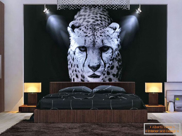 Добро дизајнирано решение за спалната соба. Осветлен панел со леопард во средината на севкупниот состав.