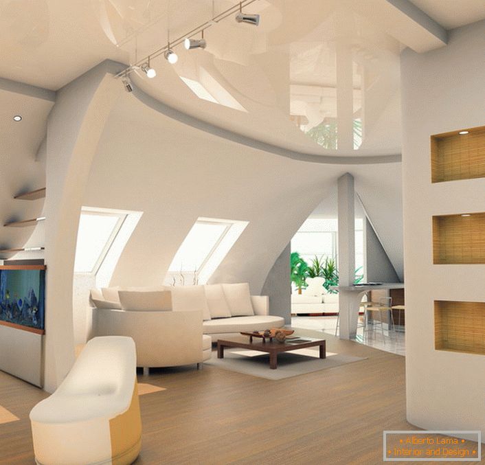 Сјајните тавани се хармонично комбинирани со снежно-бели ѕидови и бледо бежични подови.