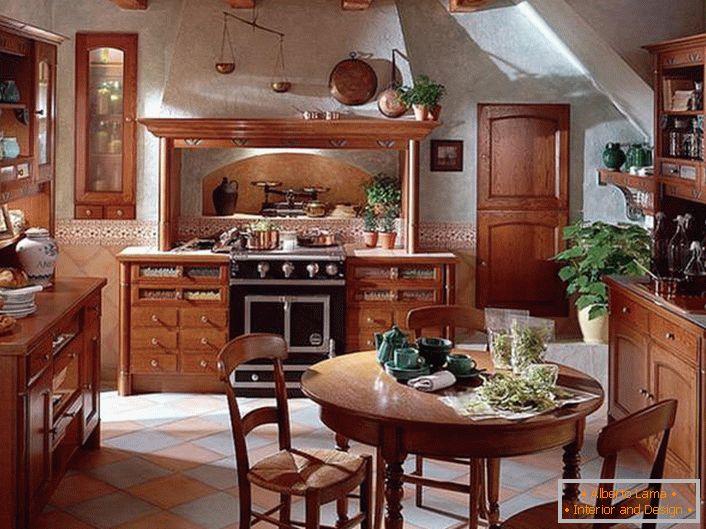 Класична земја кујна со правилно избрани мебел. Хармоничен декорација на кујнскиот простор беше зелено цвеќе во глинен саксии со различни големини.