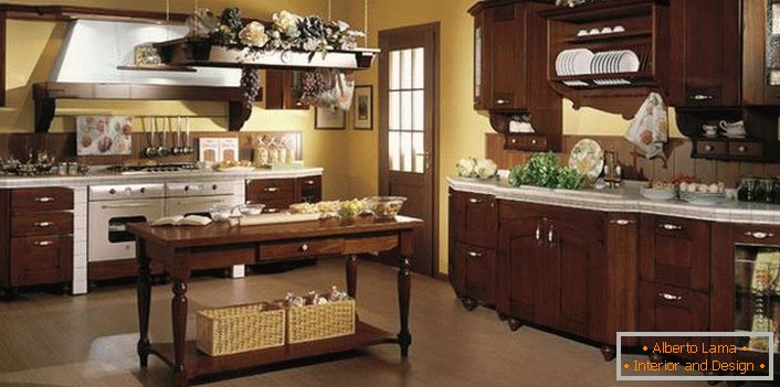 Точниот пример за украсување на кујната во стилот на земјата. Плетени кошеви, цвеќиња, декоративни гроздови на грозје - создаваат атмосфера на атмосфера во кујната.