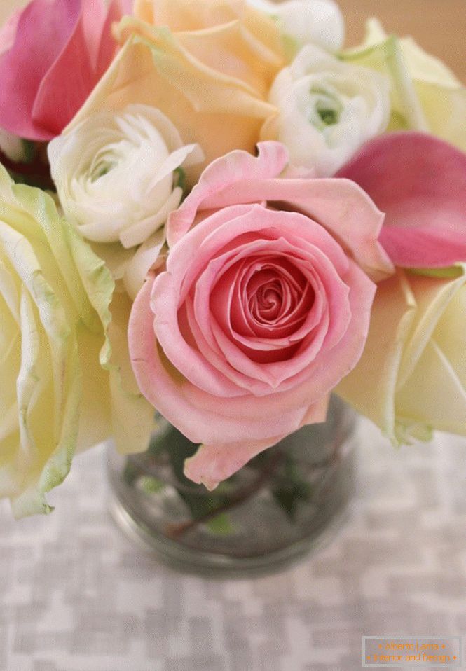 Еве еден таков прекрасен букет од рози ќе стои на вашата маса